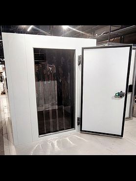 Холодильна камера всередині.