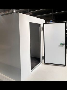 Холодильна камера всередині.